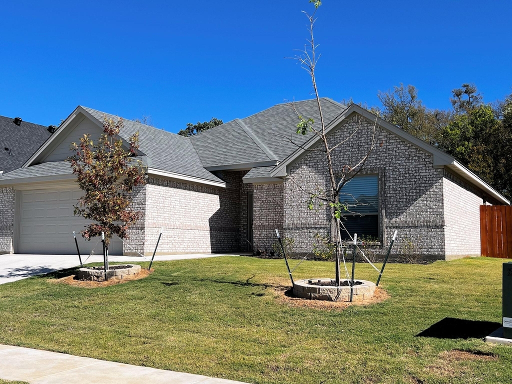 219 Clover Circle - Photo 1