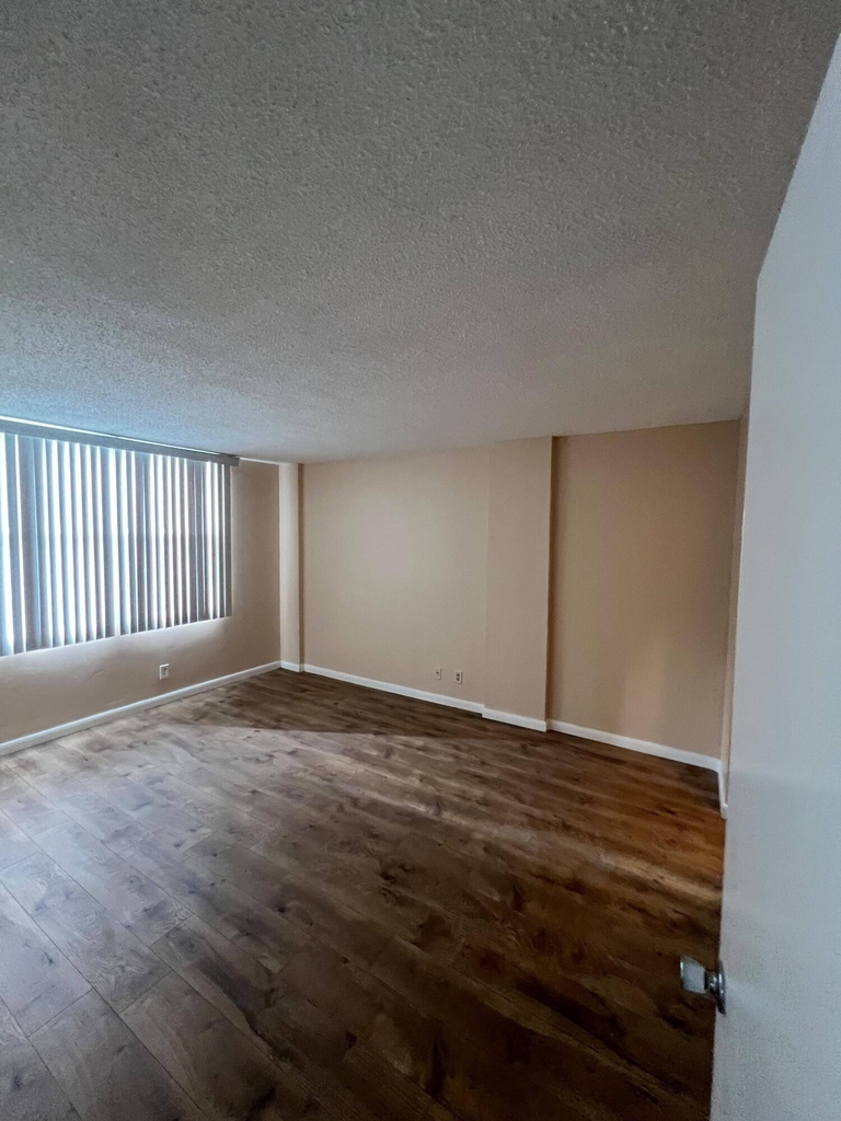 105 Royal Park Drive - Photo 2