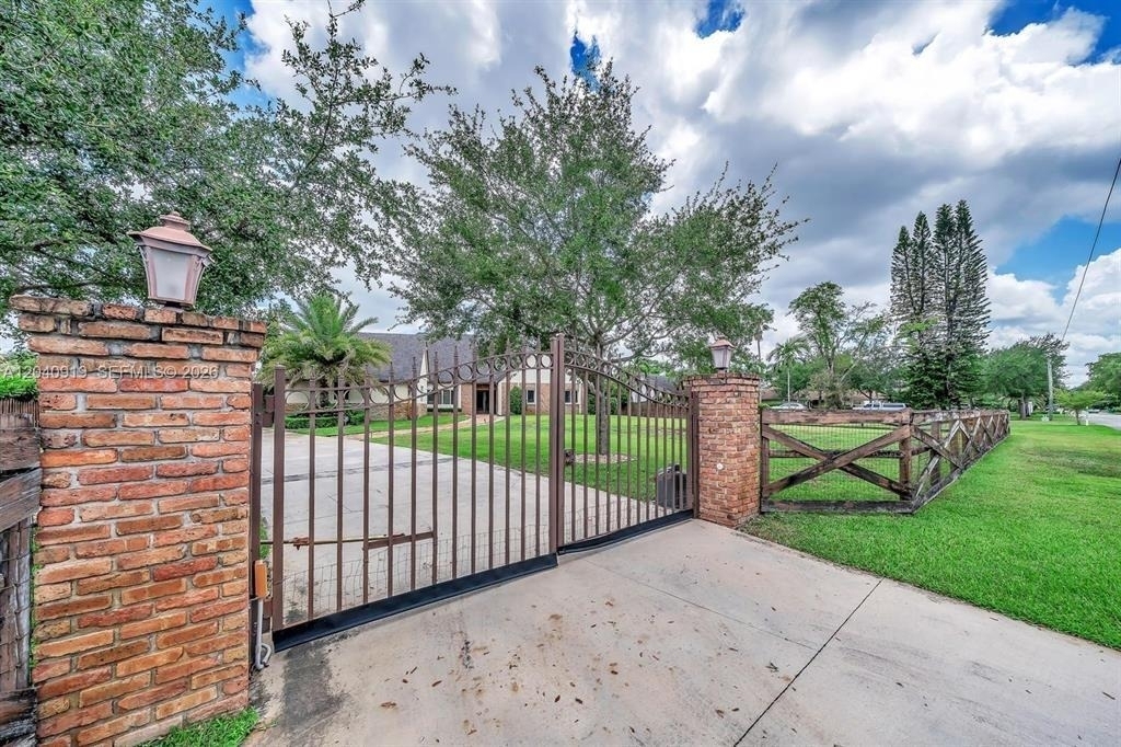 4920 Sw 170th Avenue - Photo 1