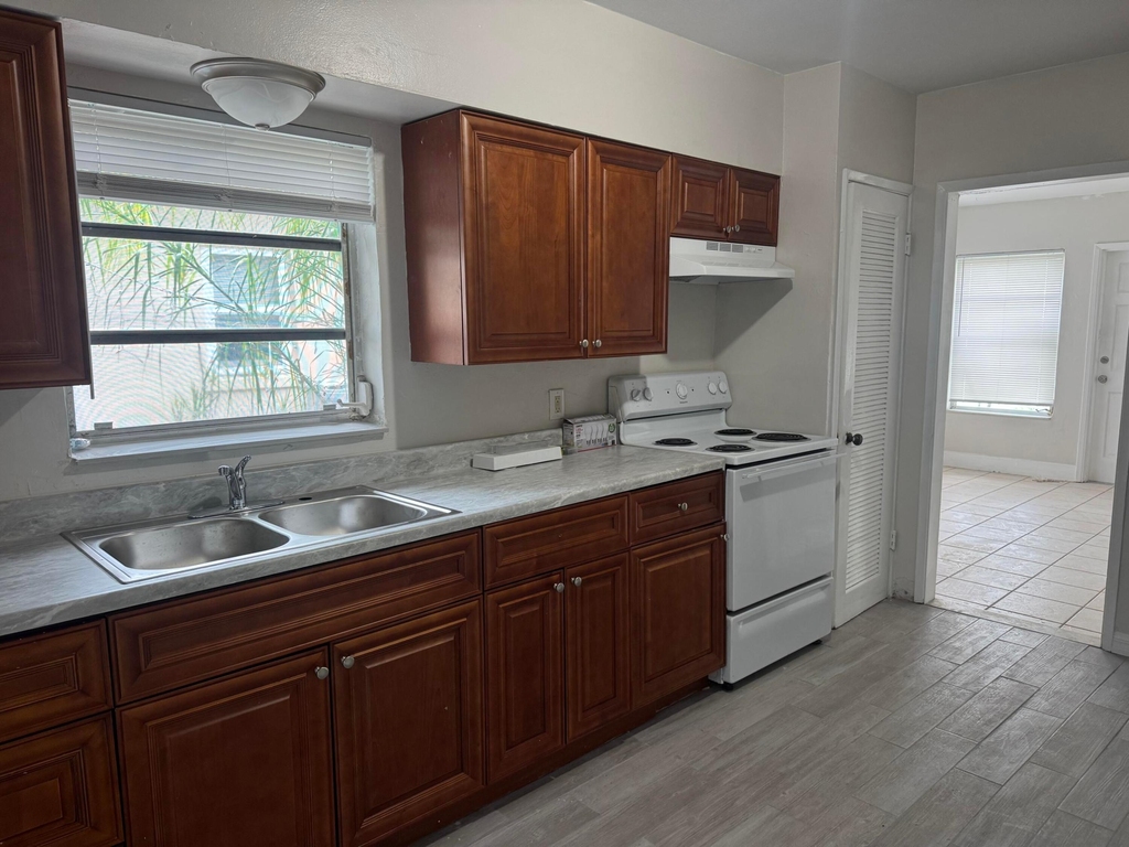 510 Hibiscus Avenue - Photo 1