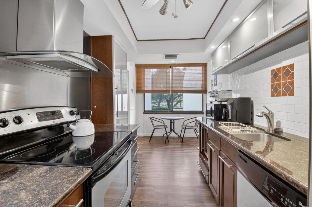 3604 Bridgewood Drive - Photo 2