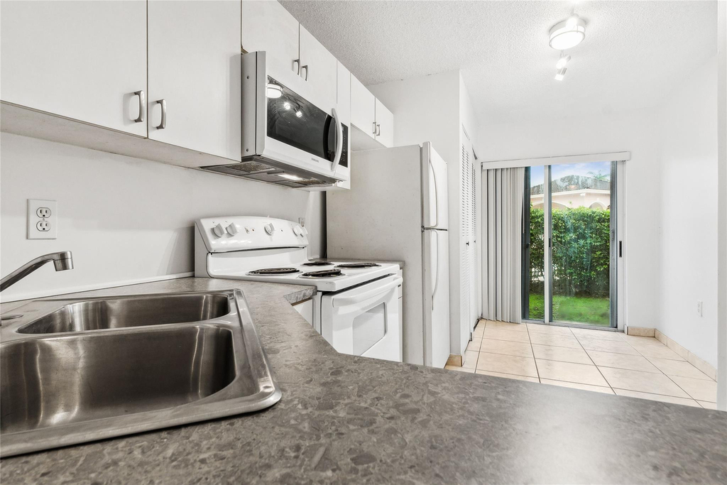 2173 Nw 78th Avenue - Photo 3