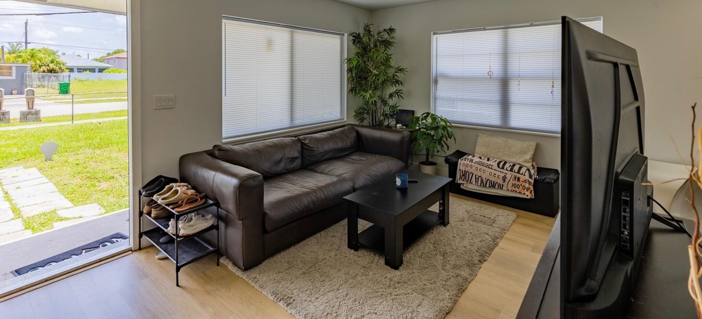 2921 Nw 11th Street - Photo 3