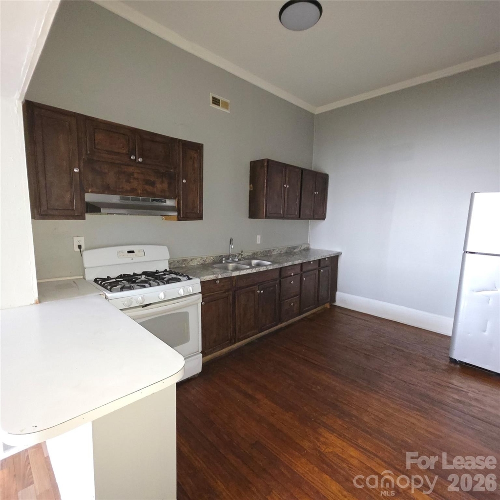 1909 E Ozark Avenue - Photo 3