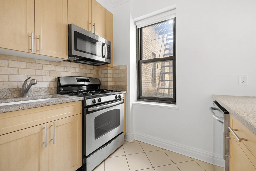 East 61st Street - Photo 4
