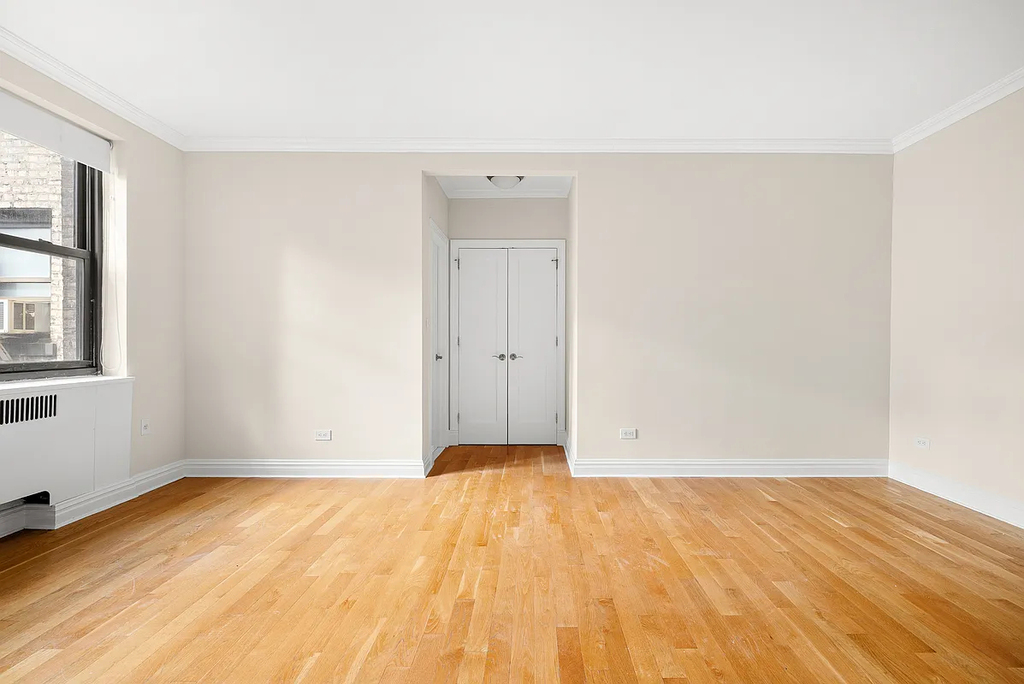 East 61st Street - Photo 2