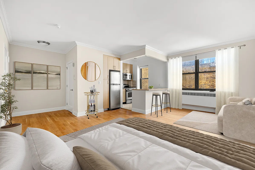 East 61st Street - Photo 0