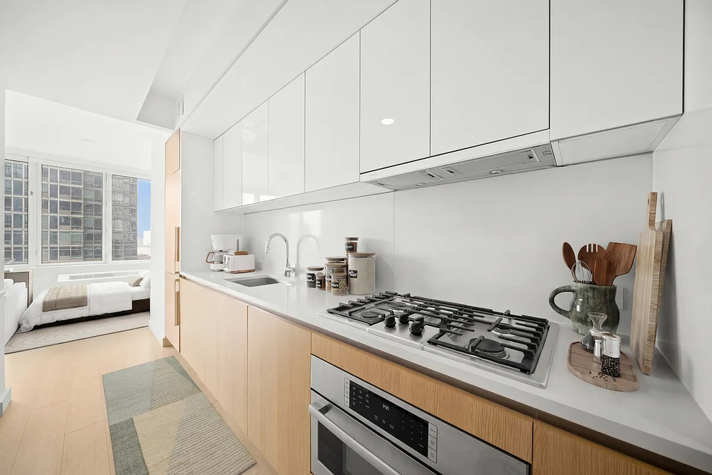 West 42nd Street - Photo 4