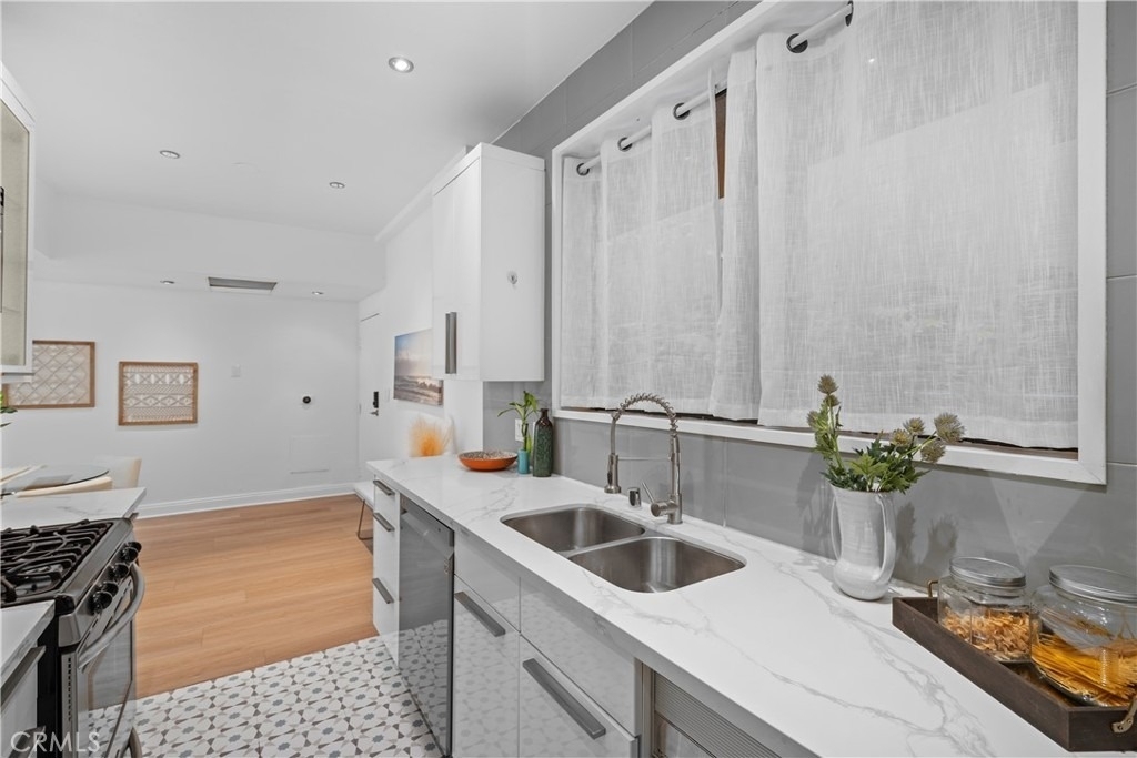 828 N Hudson - Photo 10