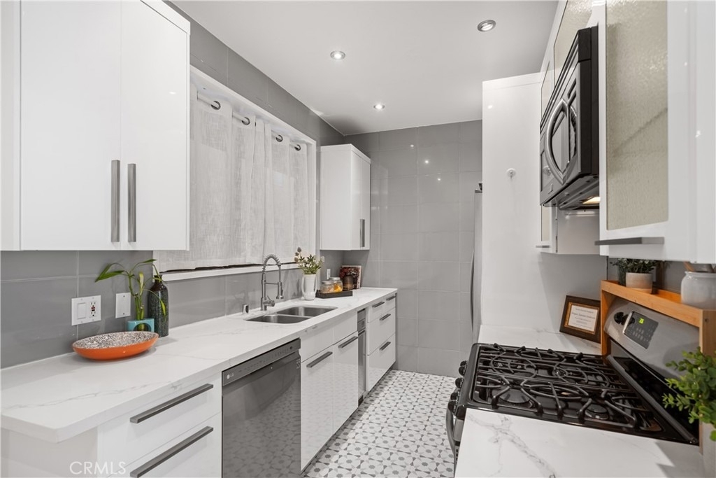 828 N Hudson - Photo 8