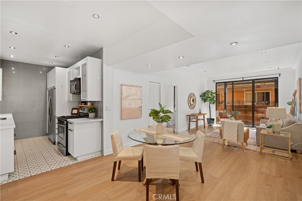 828 N Hudson - Photo 2