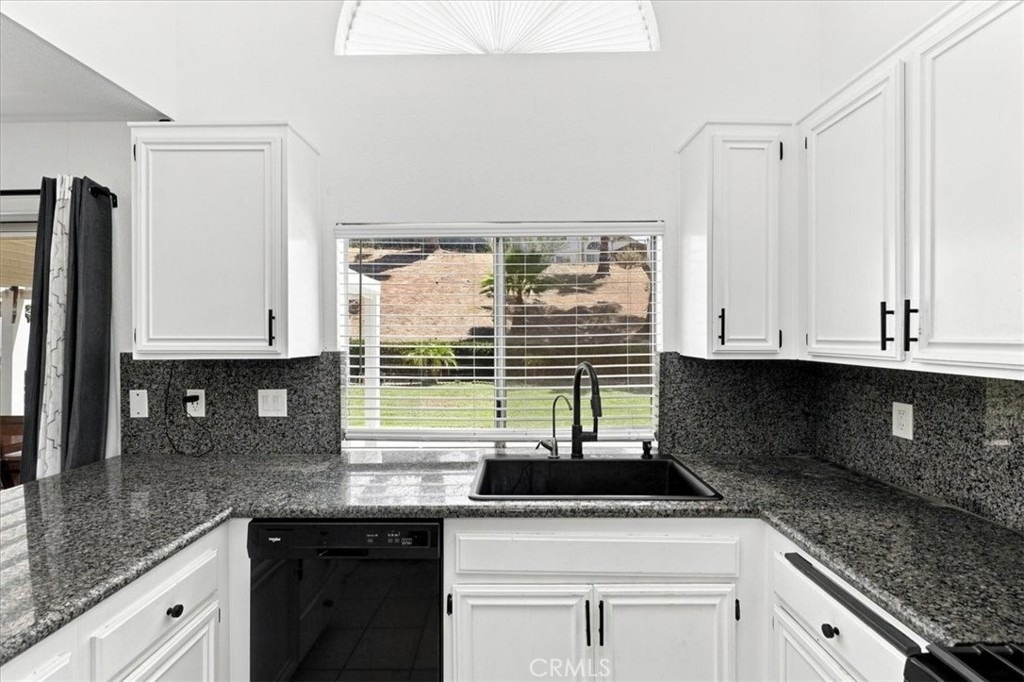 421 Yellowstone - Photo 16