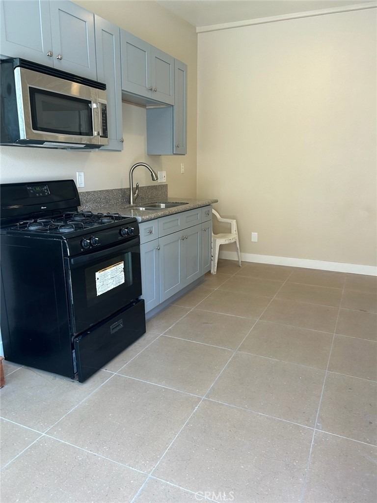 628 W 59th Place - Photo 17