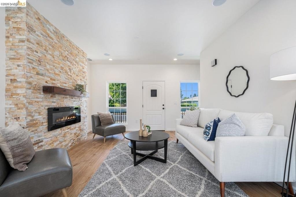 731 Beatrice St - Photo 2