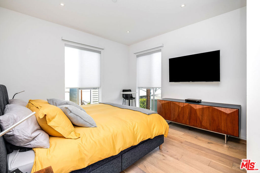 1030 N Kings Road - Photo 25