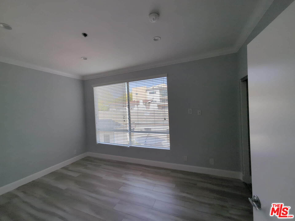 1844 Thayer Avenue - Photo 18