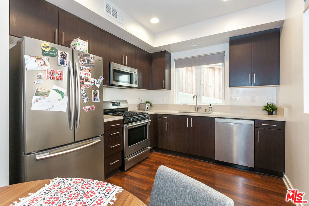 2924 Rowena Avenue - Photo 7