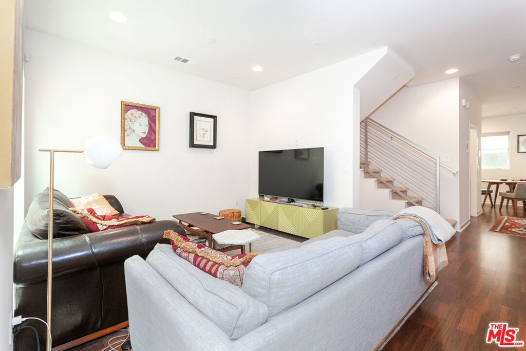 2924 Rowena Avenue - Photo 3