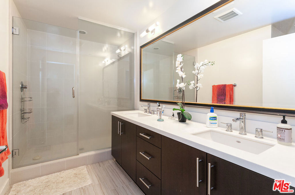 2924 Rowena Avenue - Photo 10