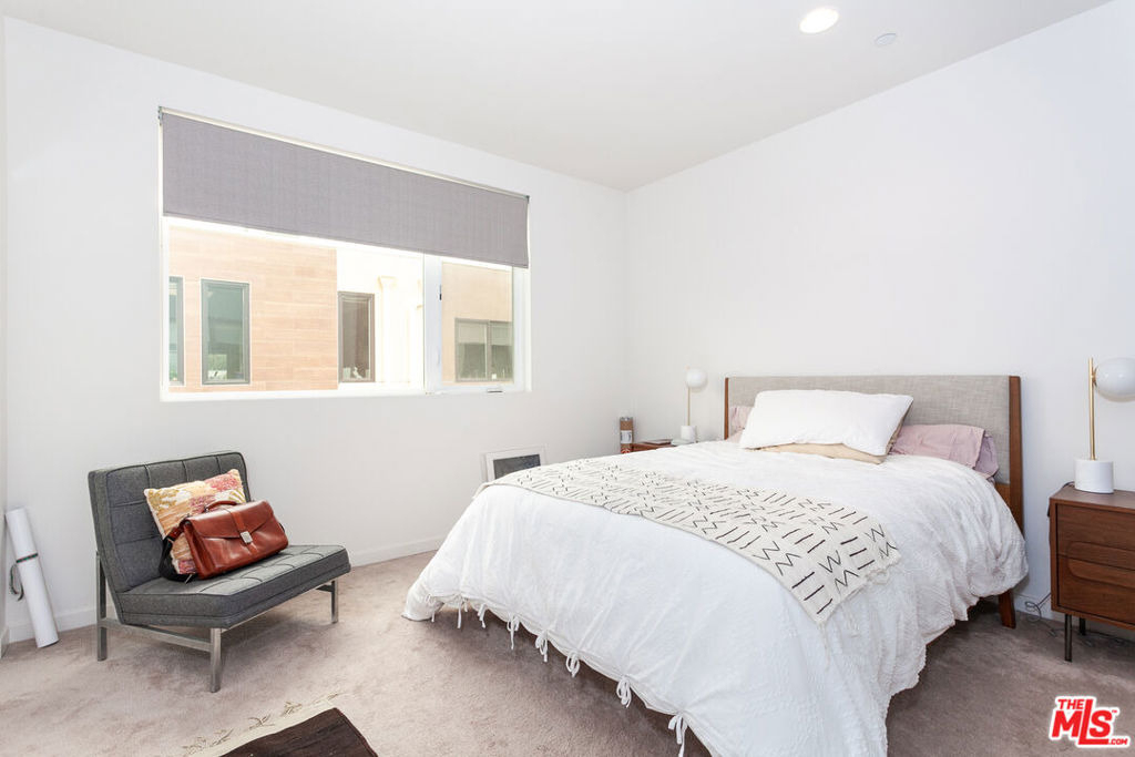 2924 Rowena Avenue - Photo 9