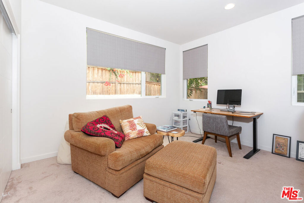 2924 Rowena Avenue - Photo 11