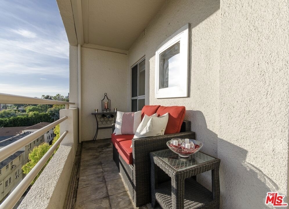 1131 Alta Loma Road - Photo 2