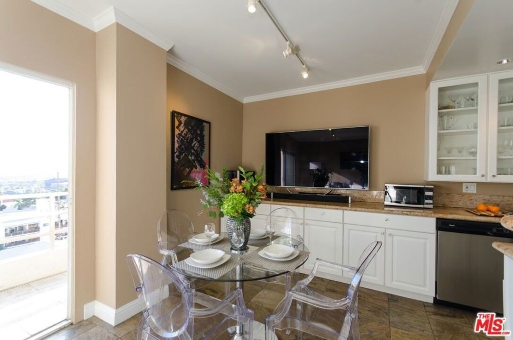 1131 Alta Loma Road - Photo 7