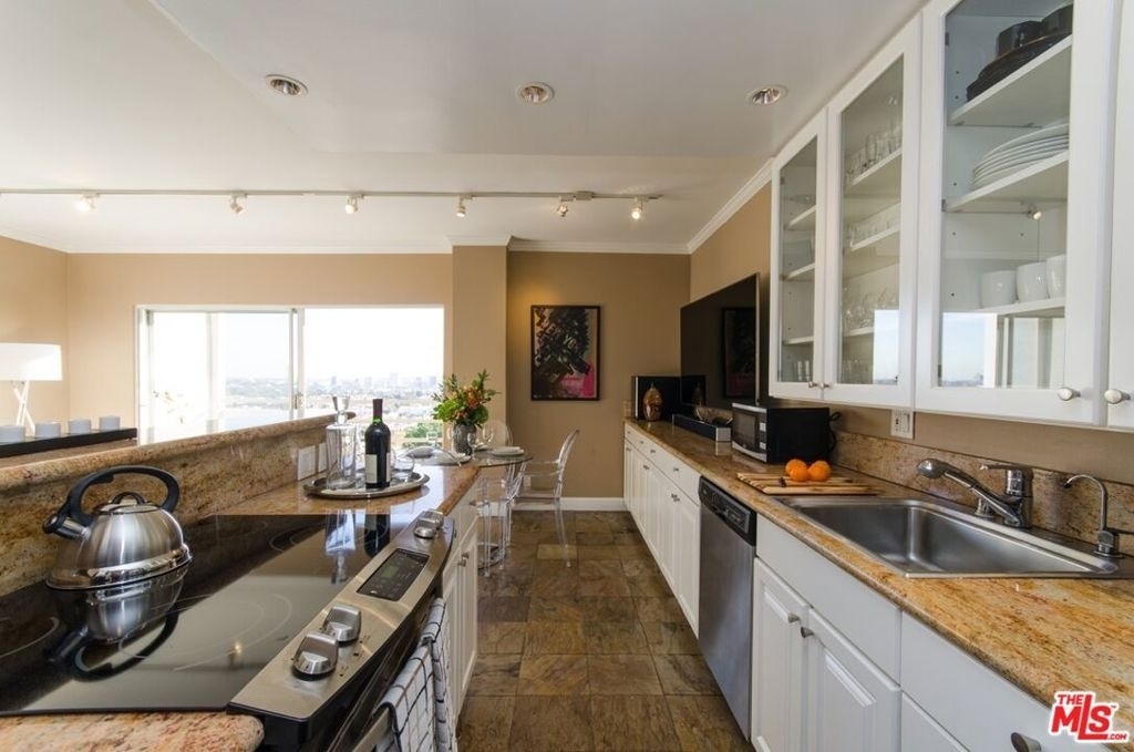 1131 Alta Loma Road - Photo 8