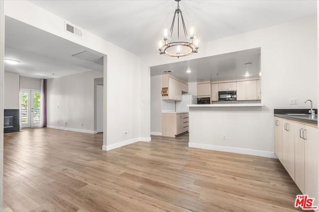 5350 White Oak Avenue - Photo 0