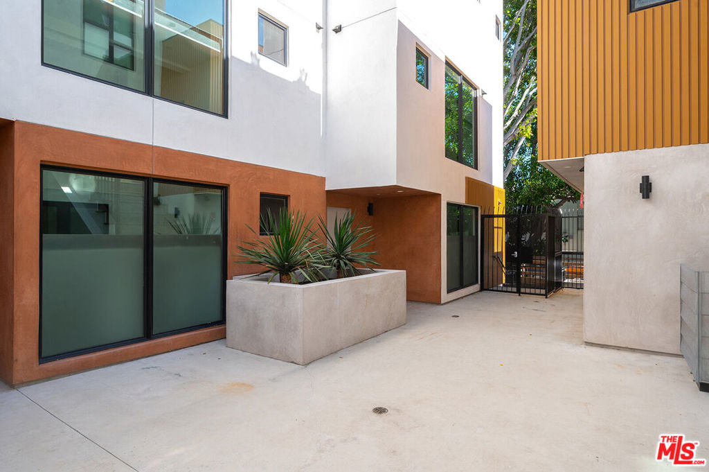 1016 N Martel Avenue - Photo 20