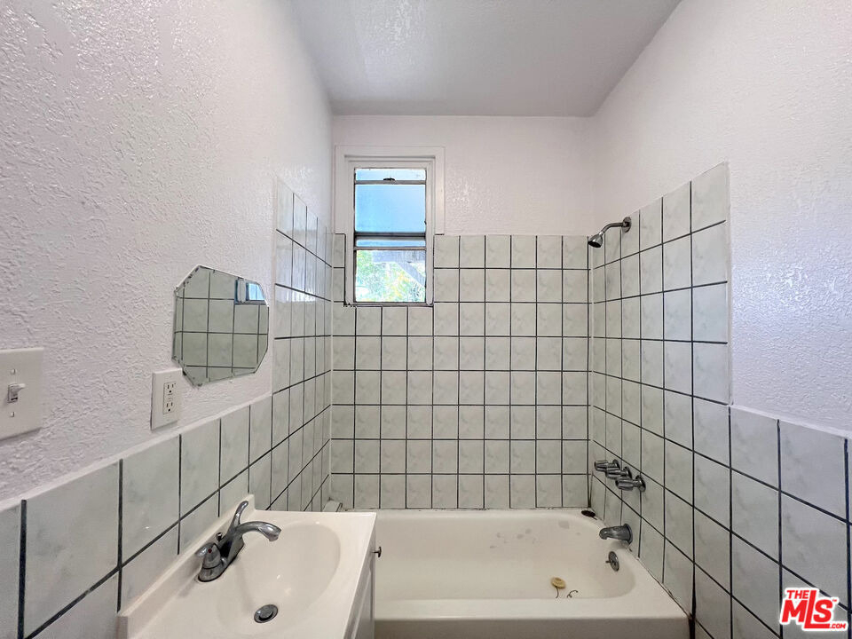 345 W 45th Street - Photo 9