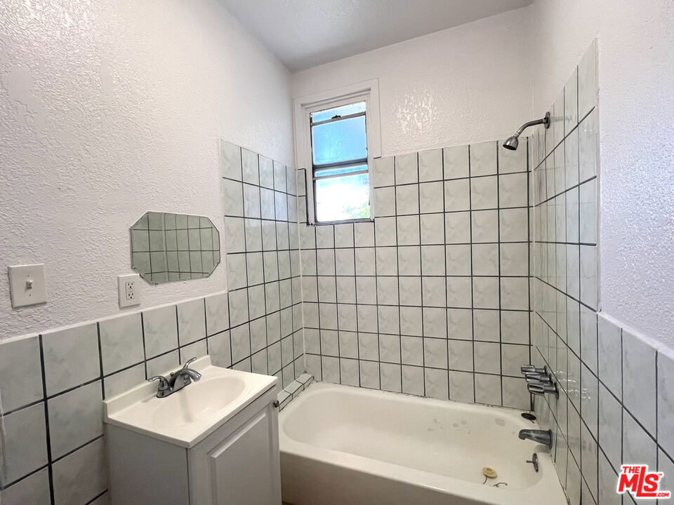 345 W 45th Street - Photo 7