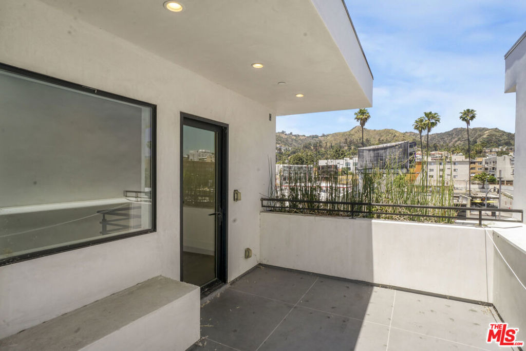 1447 N Martel Avenue - Photo 11