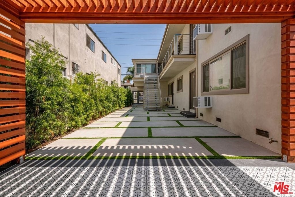 1553 S Saltair Avenue - Photo 8