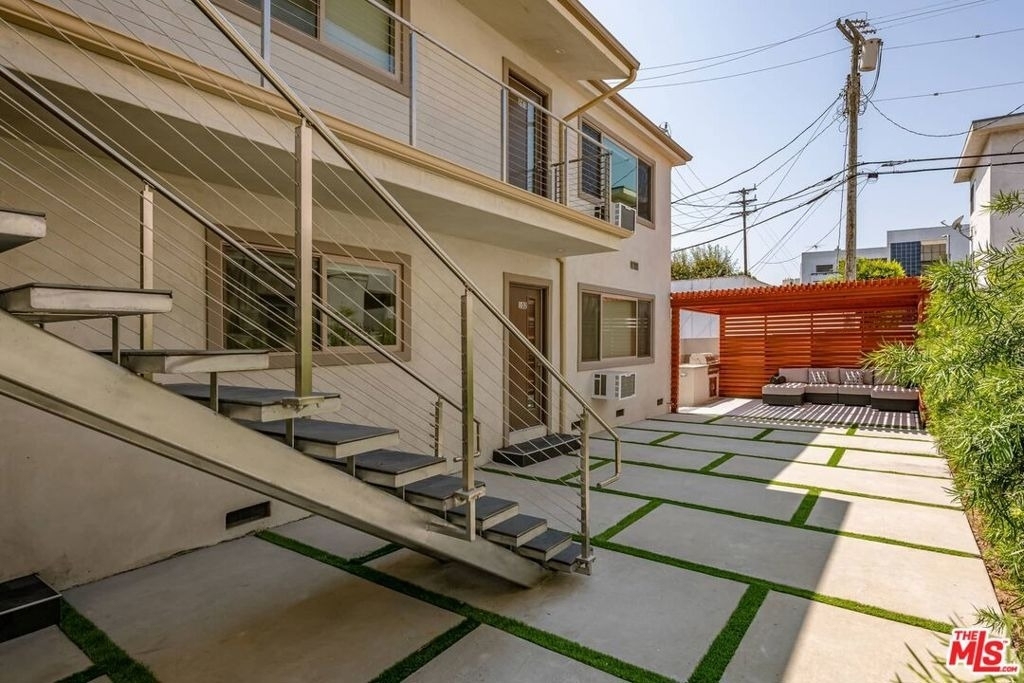 1553 S Saltair Avenue - Photo 1
