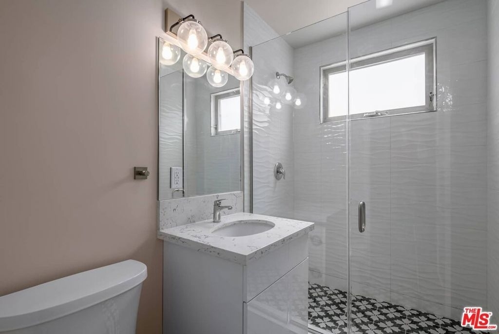 1553 S Saltair Avenue - Photo 3