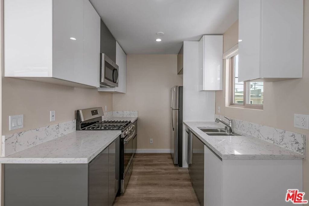 1553 S Saltair Avenue - Photo 4