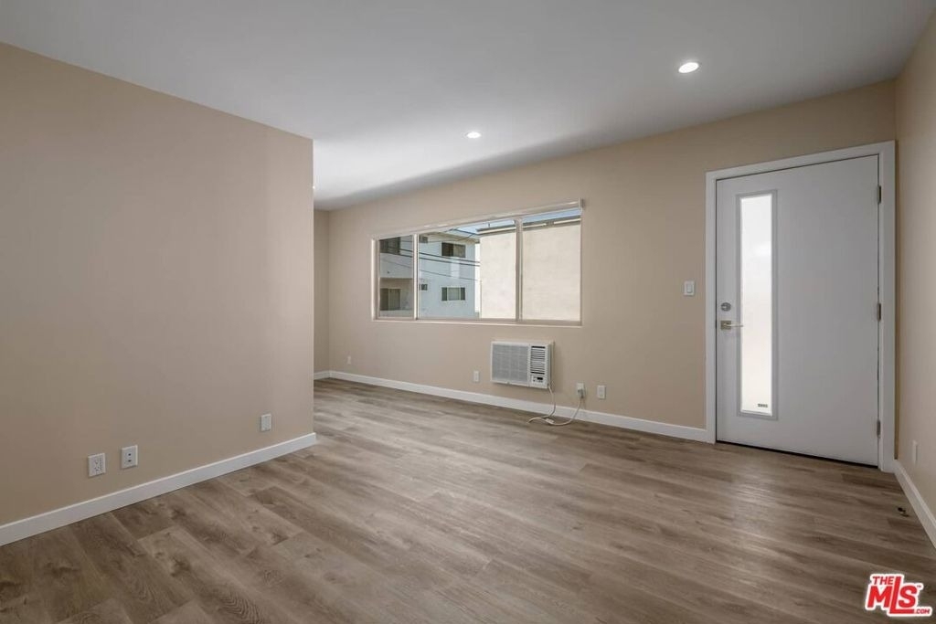 1553 S Saltair Avenue - Photo 5