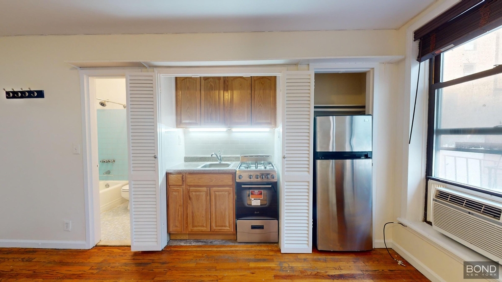 East 45th Street - Photo 2