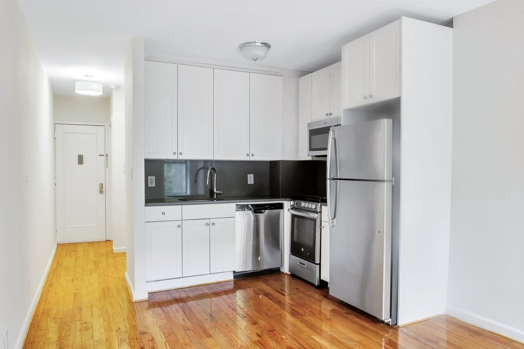West 49th Street - Photo 1