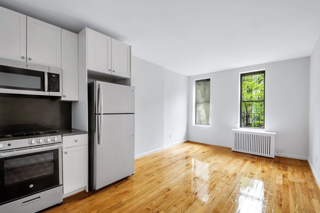 West 49th Street - Photo 0