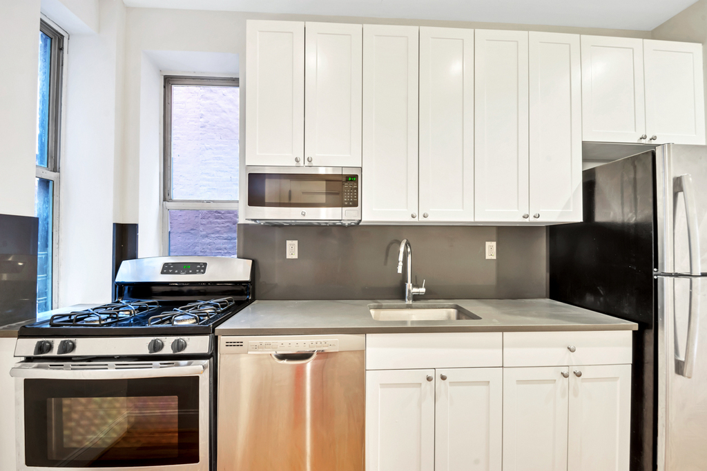 West 45th Street - Photo 0