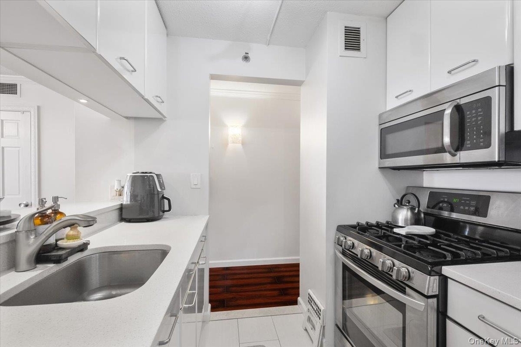 4 Martine Avenue - Photo 19