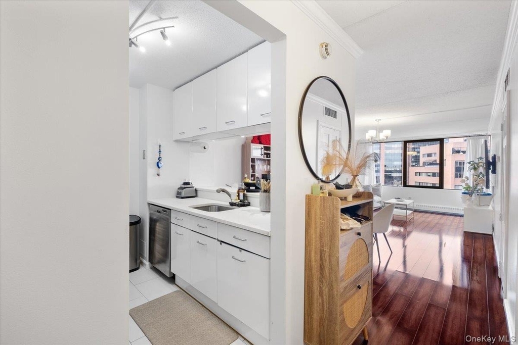 4 Martine Avenue - Photo 16