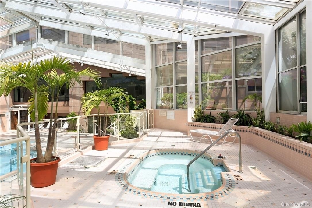 4 Martine Avenue - Photo 3