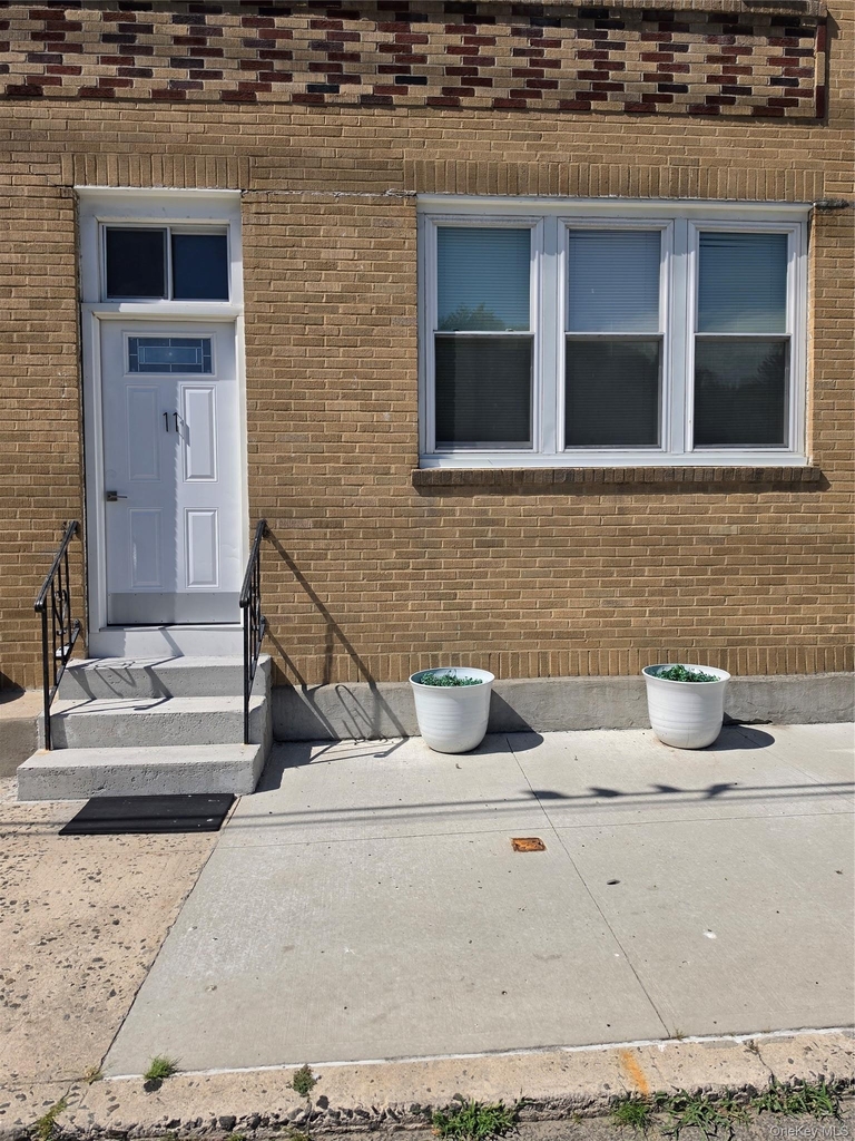 11 White Plains Avenue - Photo 0