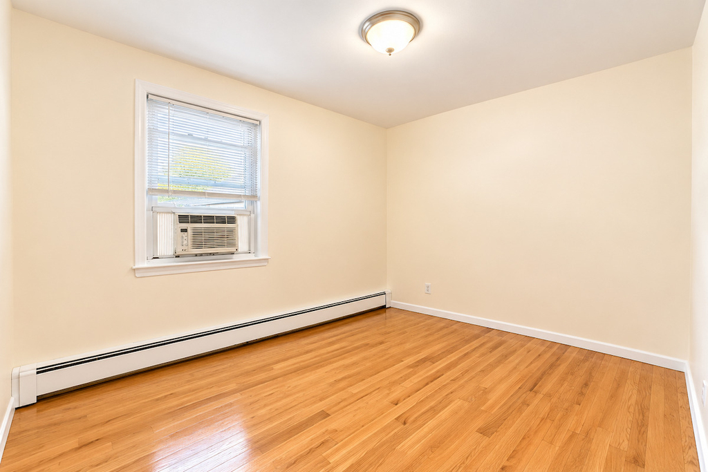 70-69 Walnut Street - Photo 8