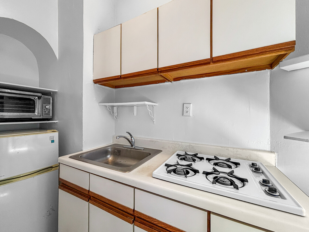 155 E 52nd Street - Photo 2