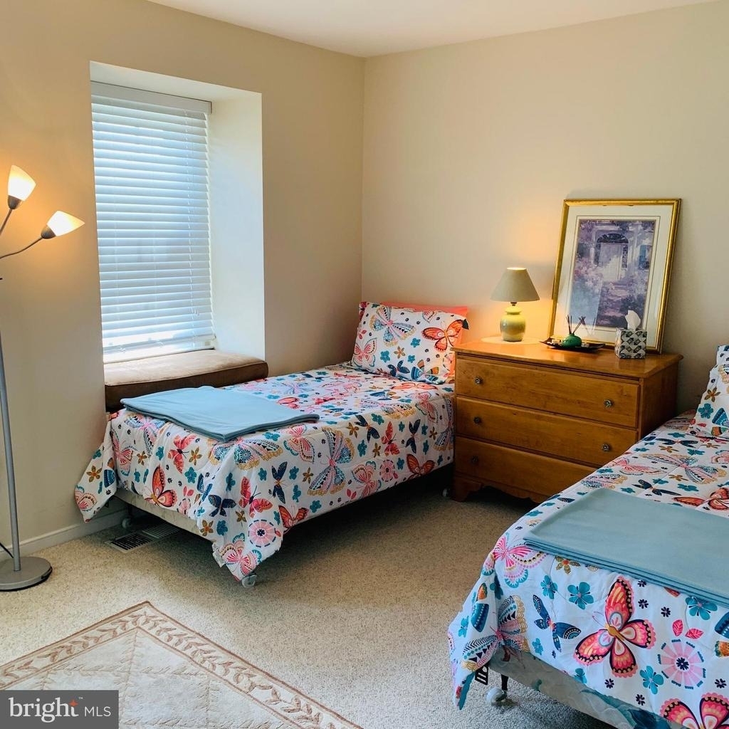161 Leeds Court W - Photo 5
