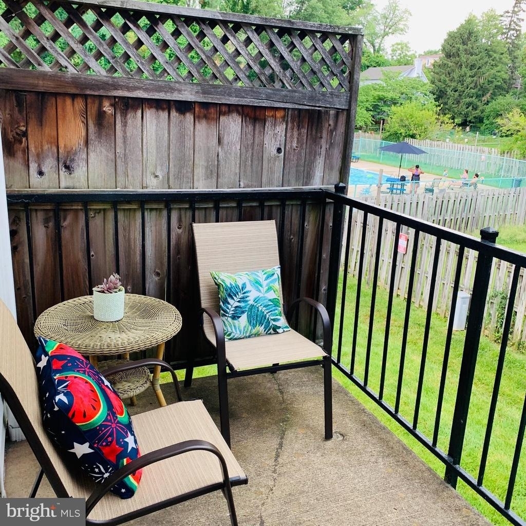 161 Leeds Court W - Photo 8